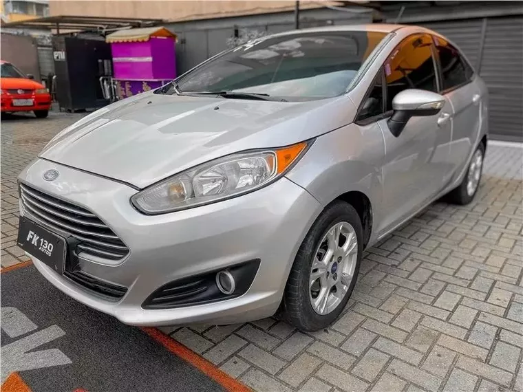 Ford Fiesta Prata 13