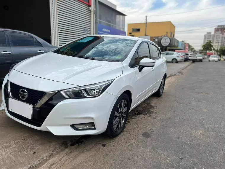 Nissan Versa Branco 4