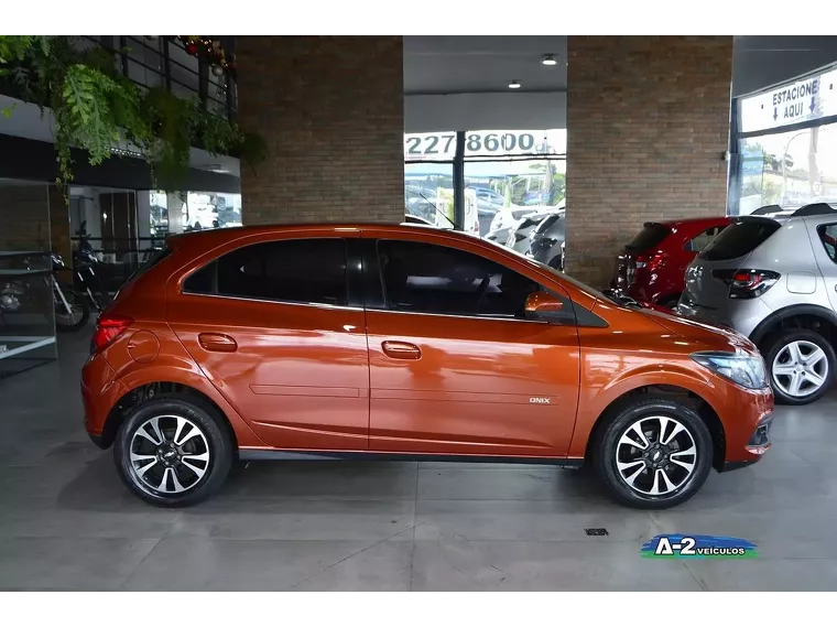 Chevrolet Onix Laranja 11