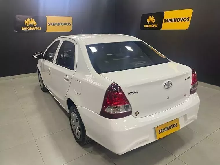 Toyota Etios Branco 8