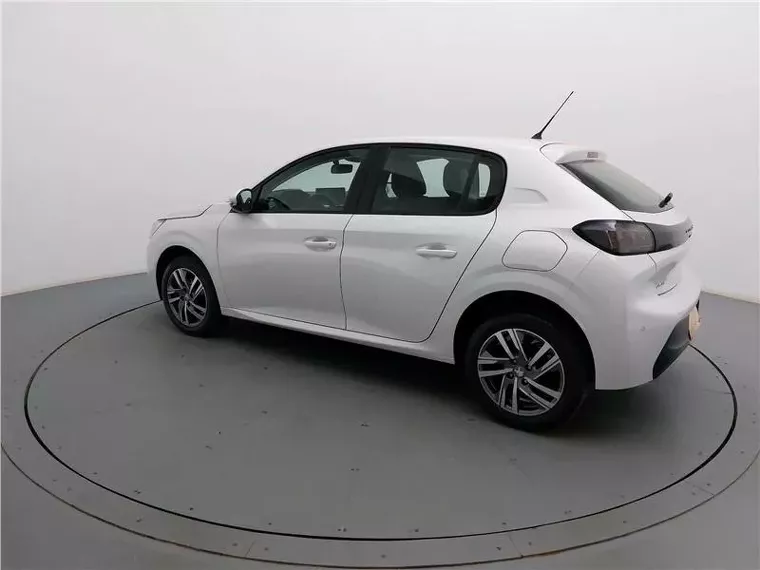 Peugeot 208 Branco 17