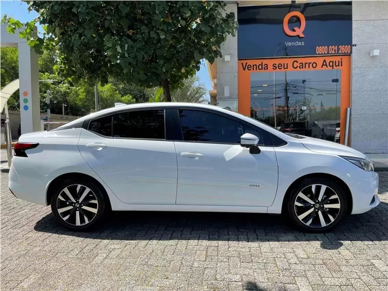 Nissan Versa Branco 3