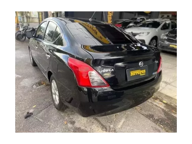 Nissan Versa Preto 6