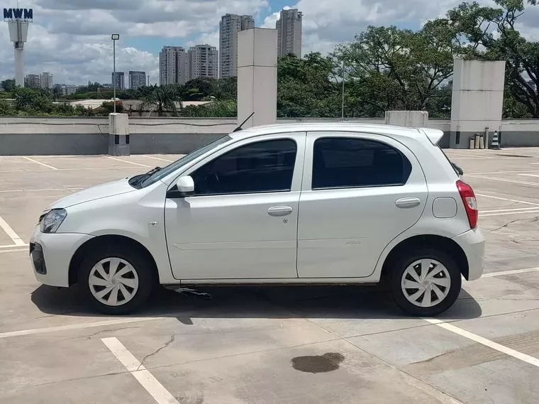 Toyota Etios Branco 6