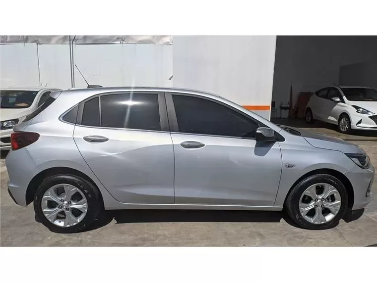 Chevrolet Onix Prata 6