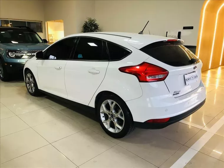 Ford Focus Branco 11