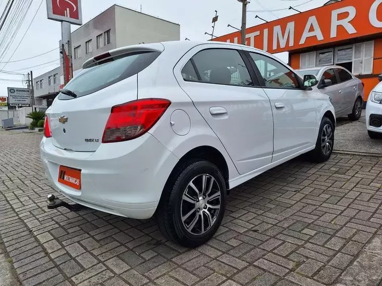 Chevrolet Onix Branco 17