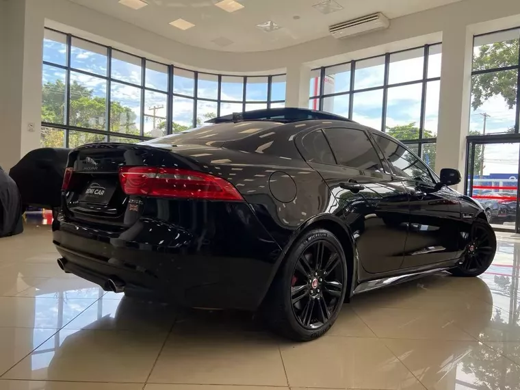 Jaguar XE Preto 18