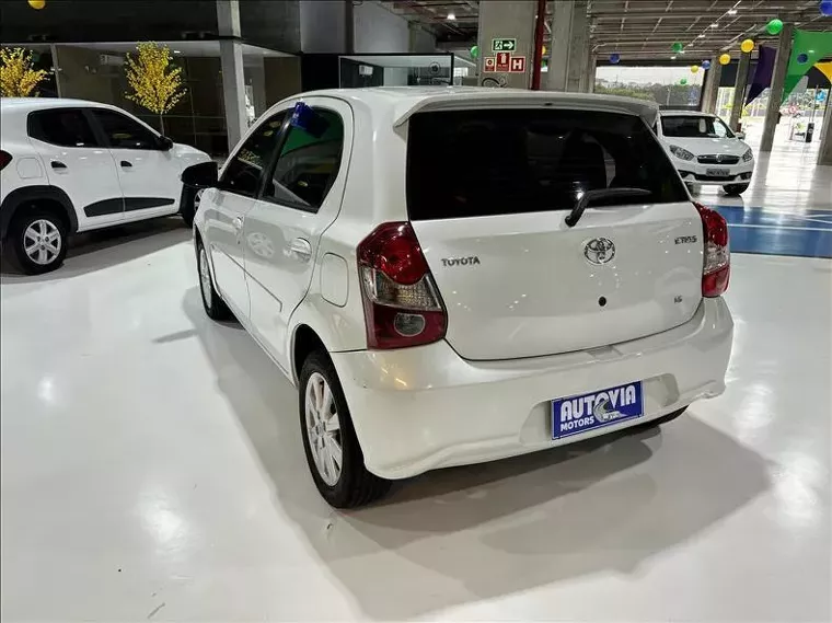 Toyota Etios Branco 2