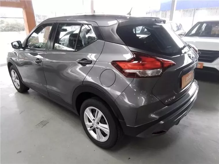 Nissan Kicks Cinza 2