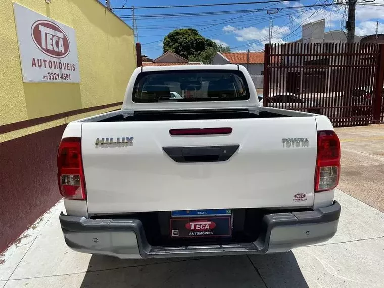 Toyota Hilux Branco 8