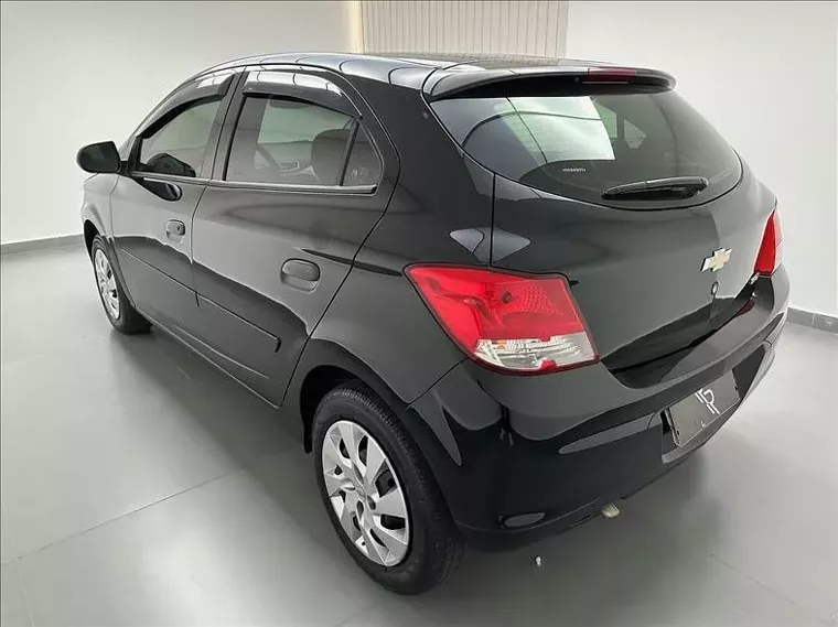 Chevrolet Onix Preto 9