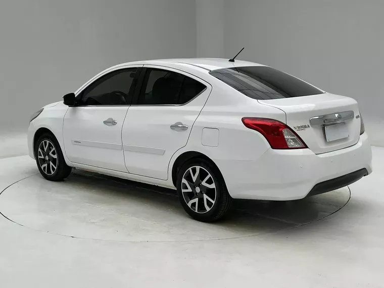 Nissan Versa Branco 15