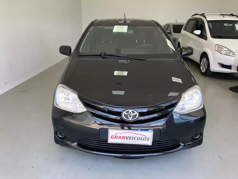 Toyota Etios Preto 3