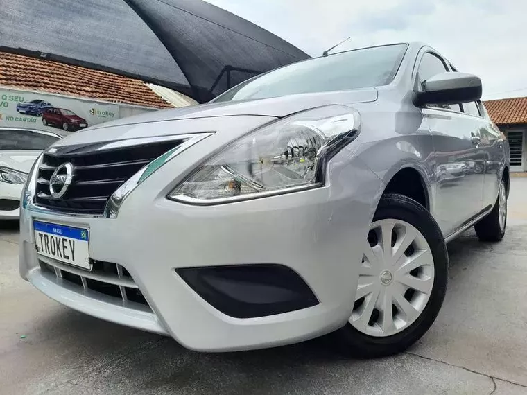 Nissan Versa Prata 12