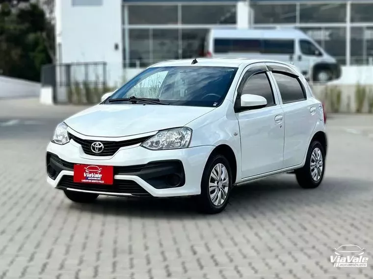 Toyota Etios Branco 1