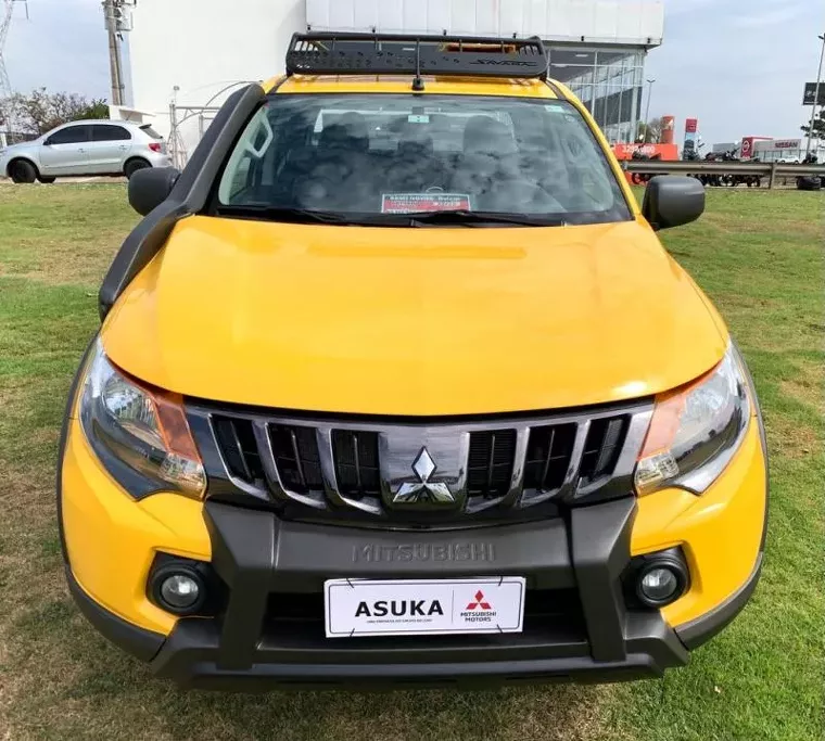 Mitsubishi L200 Triton Amarelo 6