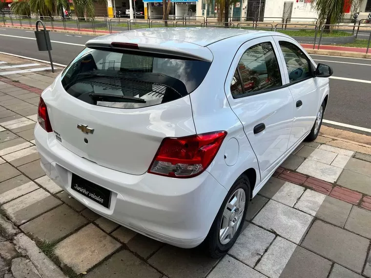 Chevrolet Onix Branco 4