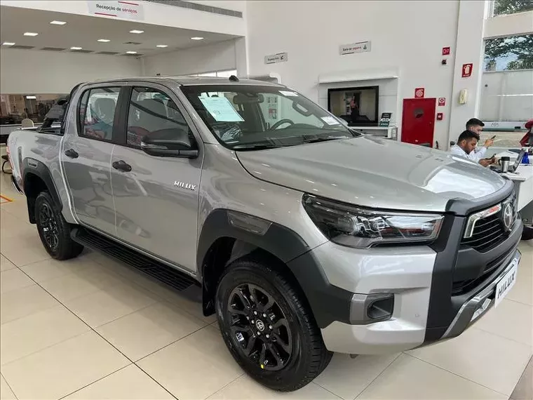 Toyota Hilux Prata 4