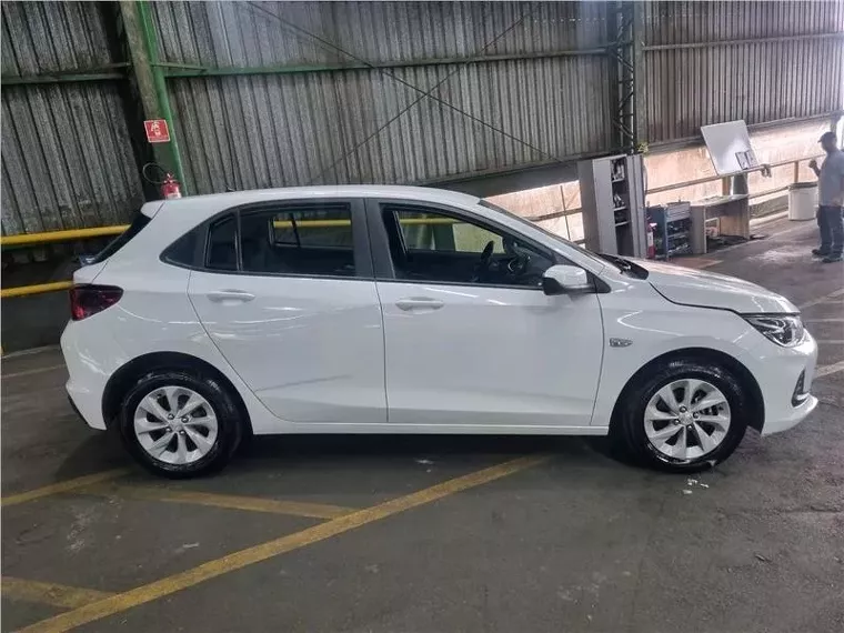 Chevrolet Onix Branco 5