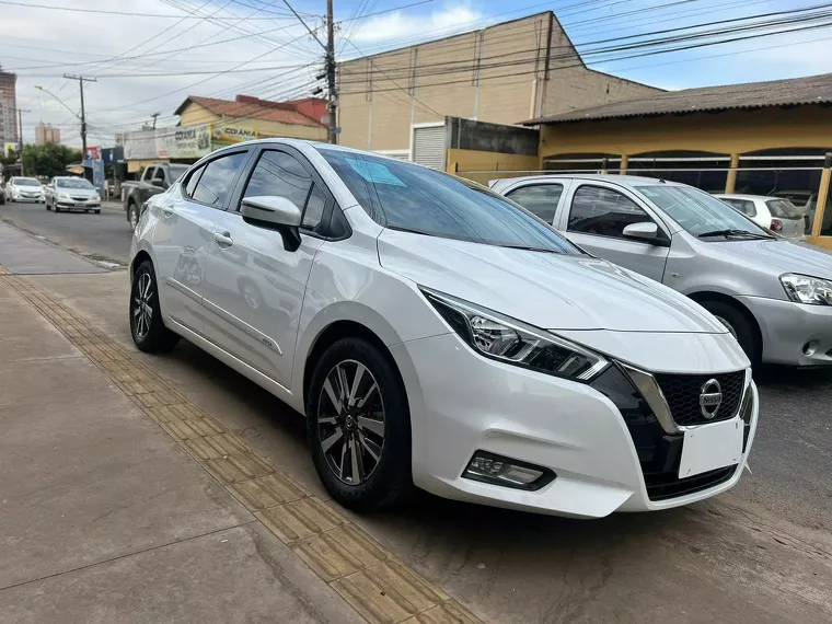 Nissan Versa Branco 1