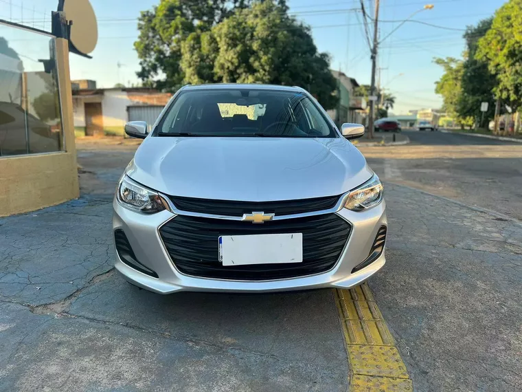 Chevrolet Onix Prata 4