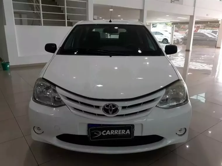 Toyota Etios Branco 8