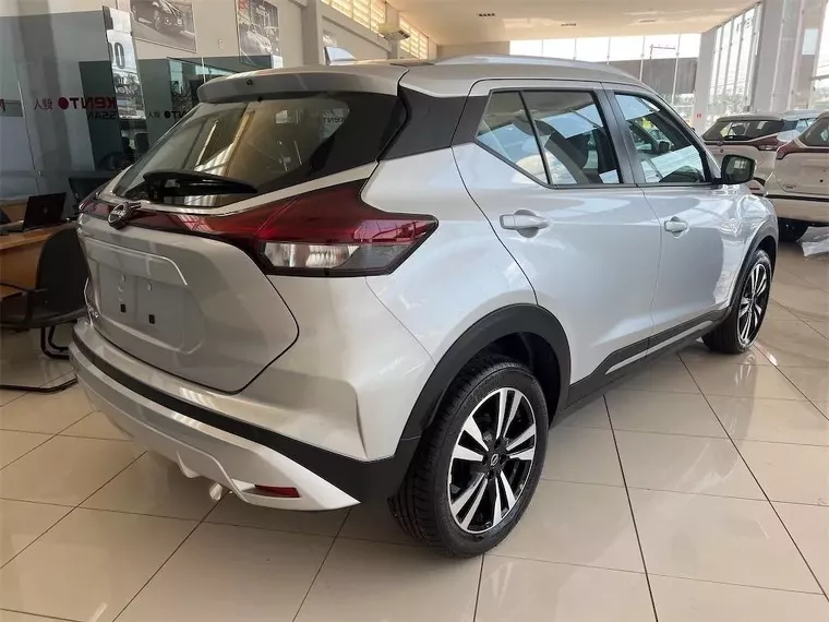 Nissan Kicks Prata 8