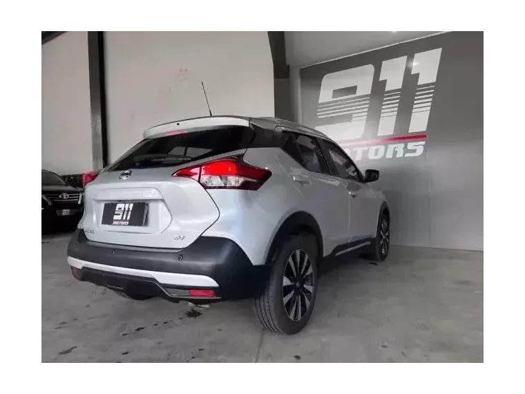 Nissan Kicks Prata 8