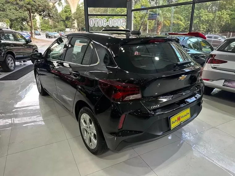 Chevrolet Onix Preto 5