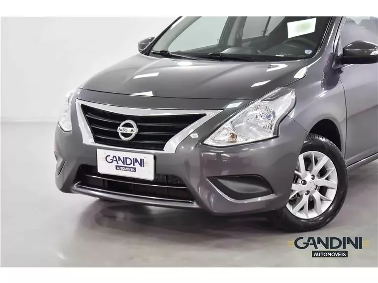 Nissan Versa Cinza 14