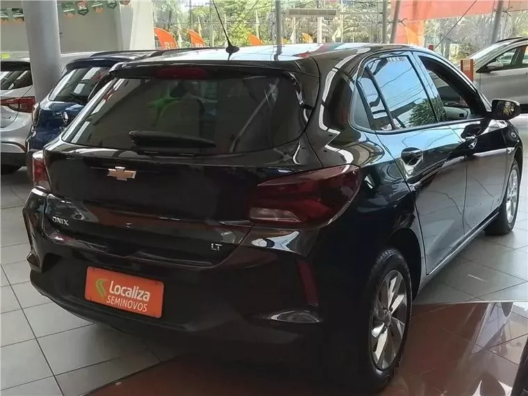 Chevrolet Onix Preto 1