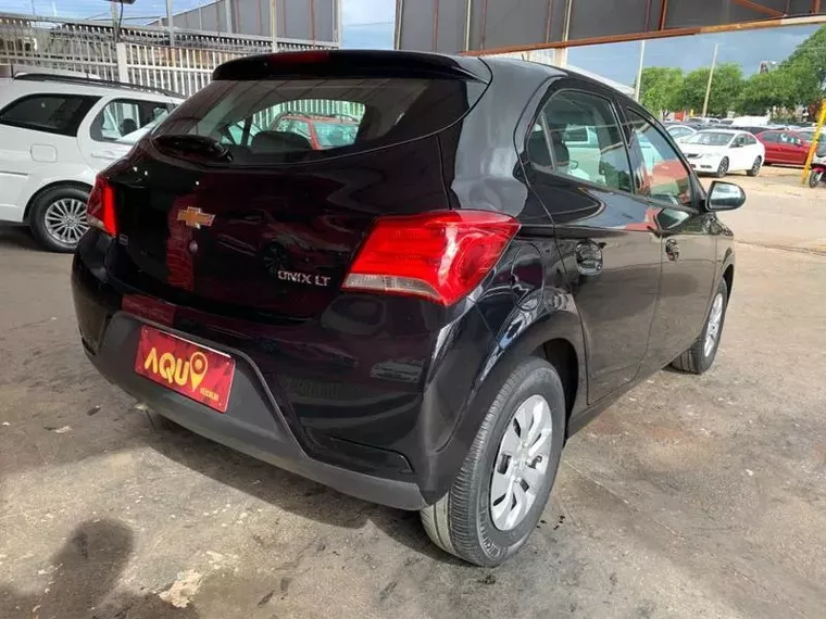 Chevrolet Onix Preto 15