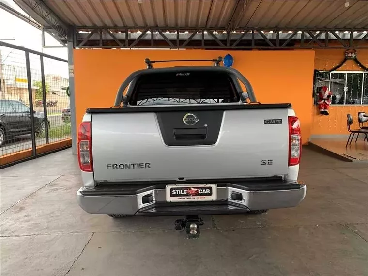 Nissan Frontier Prata 2