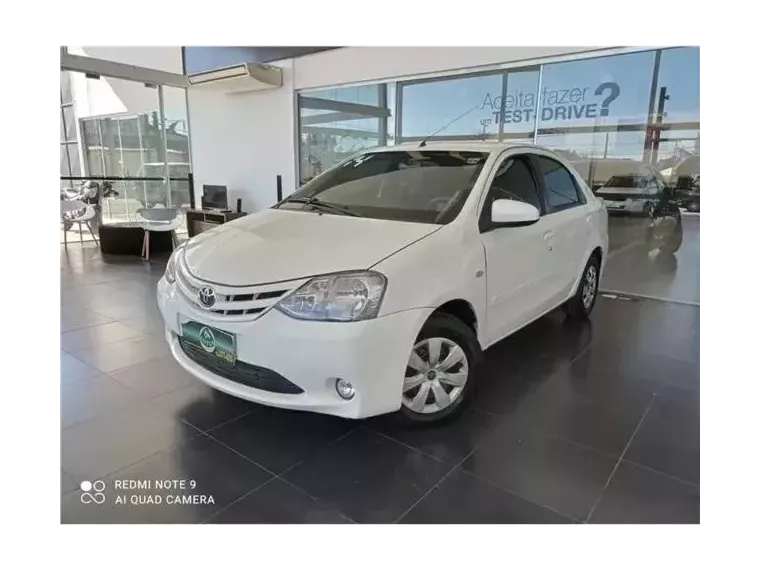 Toyota Etios Branco 4