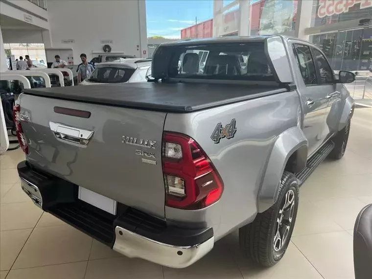 Toyota Hilux Prata 4