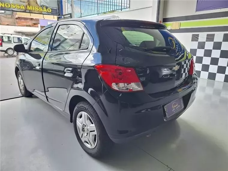 Chevrolet Onix Preto 5