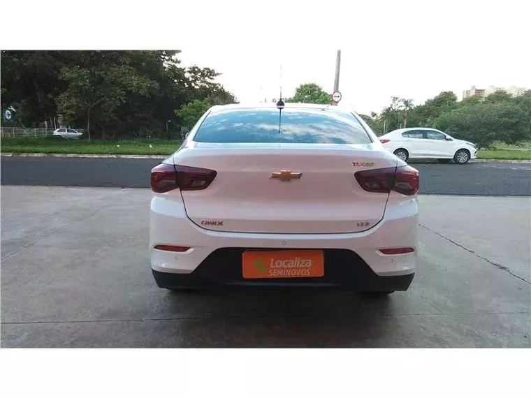 Chevrolet Onix Branco 8