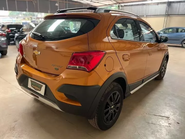 Chevrolet Onix Laranja 2