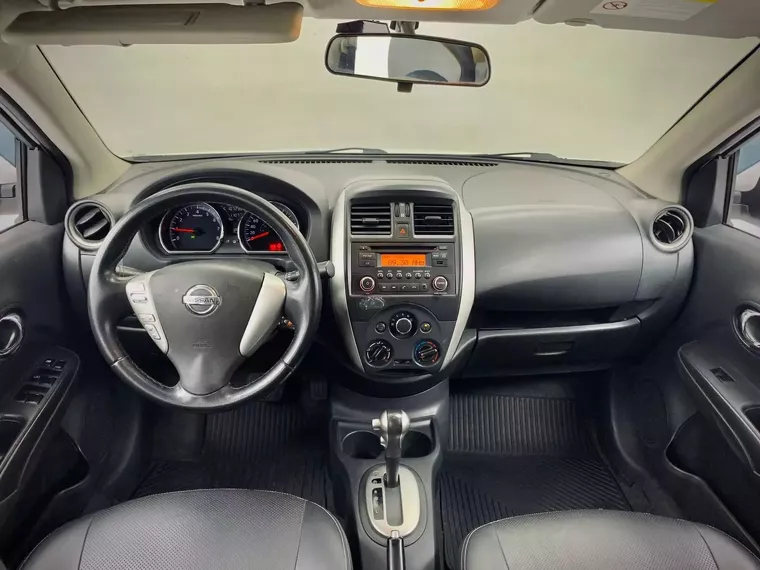 Nissan Versa Branco 19