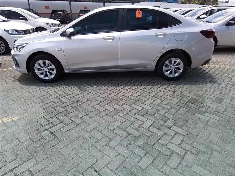 Chevrolet Onix Prata 5