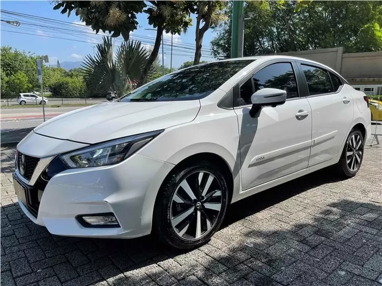 Nissan Versa Branco 6