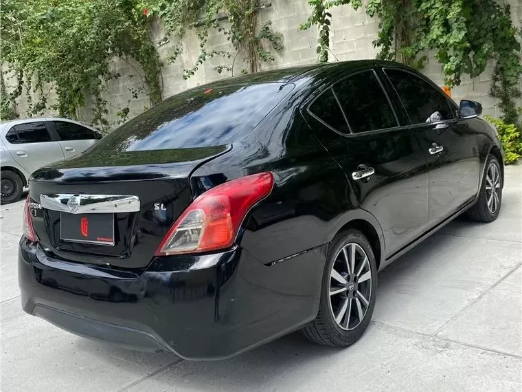 Nissan Versa Preto 10