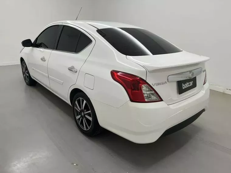 Nissan Versa Branco 2