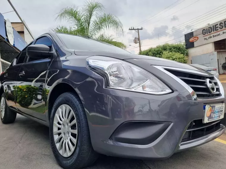 Nissan Versa Cinza 4