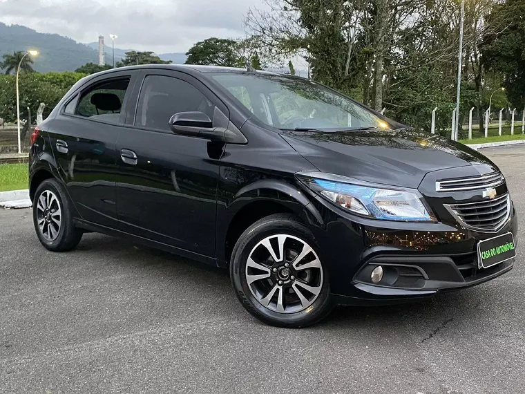 Chevrolet Onix Preto 6