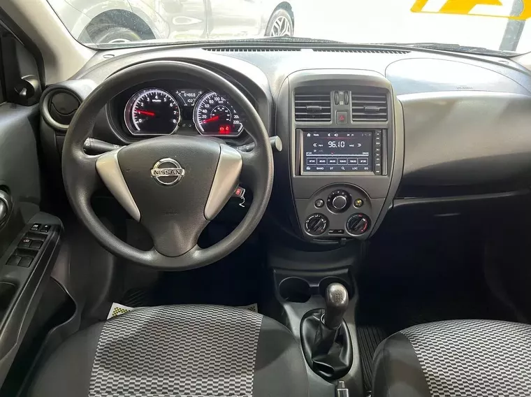 Nissan Versa Prata 13