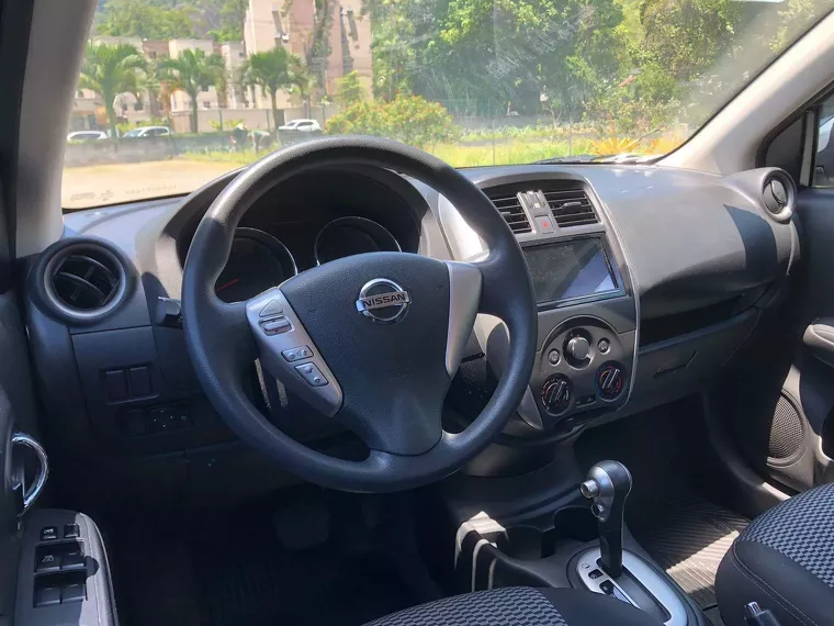 Nissan Versa Prata 12