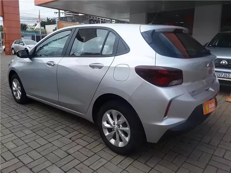 Chevrolet Onix Prata 5