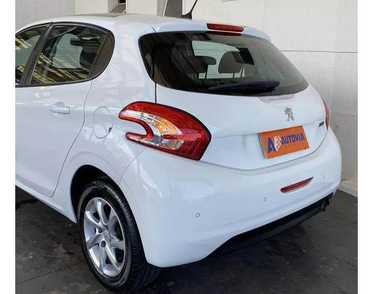 Peugeot 208 Branco 5